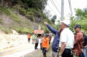 Pj Bupati Kampar Tinjau Lokasi Longsor Lintas Sumbar – Riau di Km 76 dan 86 Desa Merangin Kecamatan Kuok.
