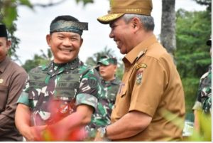 Terima Kunjungan Kepala Staf Angakatan Darat Jendral Dudung, Pj Bupati Kampar Sambut Dengan penyerahan Tanjak.