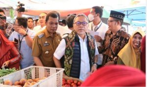 Pj Walikota Pekanbaru Dampingi Mendag Zulhas Tinjau Harga Bahan Pokok di Pasar Cik Puan.