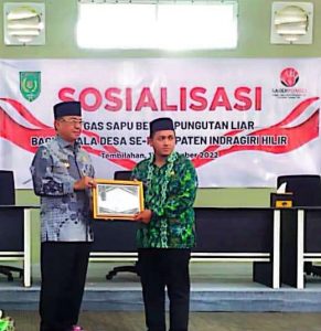 Bupati Inhil Beri Piagam Penghargaan Dinobatkannya Desa Sungai Intan sebagai Desa Anti Korupsi Wakil Provinsi Riau