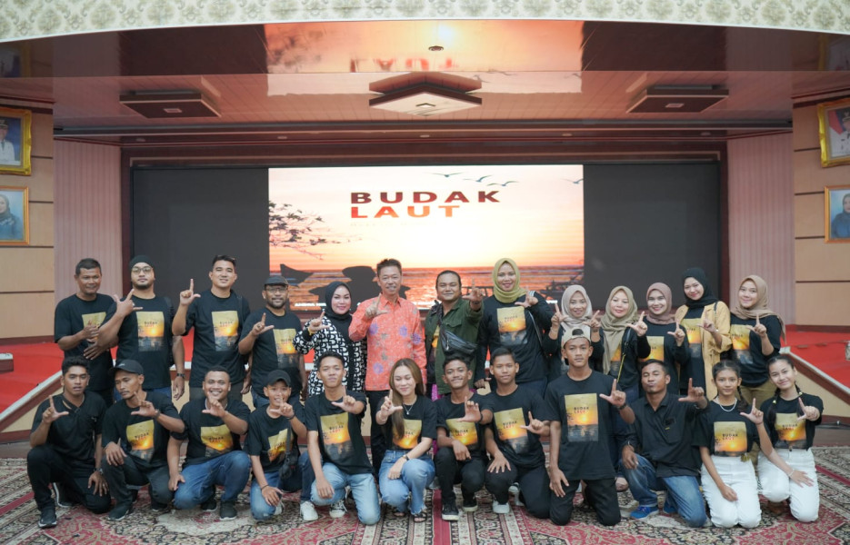 Bupati Rohil Afrizal Sintong Nobar Pemutaran Perdana Film “Budak Laut” Karya Anak Negeri