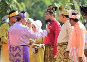 Hari Jadi ke-66 Provinsi Riau, Bupati Kasmarni Terima Anugerah Lencana Wira Bangun Desa dari Gubri