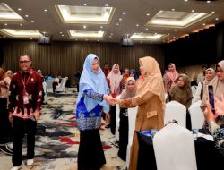 Pj Ketua TP PKK Kabupaten Kampar Ricana Djayanti Hambali Buka Bimtek Guru Paud dan SD Sekaligus Menjadi Narasumber