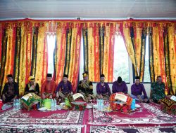 Usai Rapat Paripurna Istimewa Ketua DPRD Kampar, Pj Bupati Kampar dan Para Ninik Mamak Duduk Baselo di Balai Adat diate Lapiok Nan Takombang. 