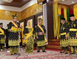 Ketua MKA dan DPH LAMR Kabupaten Bengkalis Dikukuhkan, Bupati Kasmarni Ucapkan Selamat