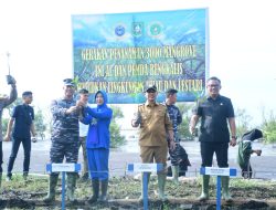 Wabup Bengkalis dan Komandan Lanal Dumai Tanam Mangrove di Pantai Muntai
